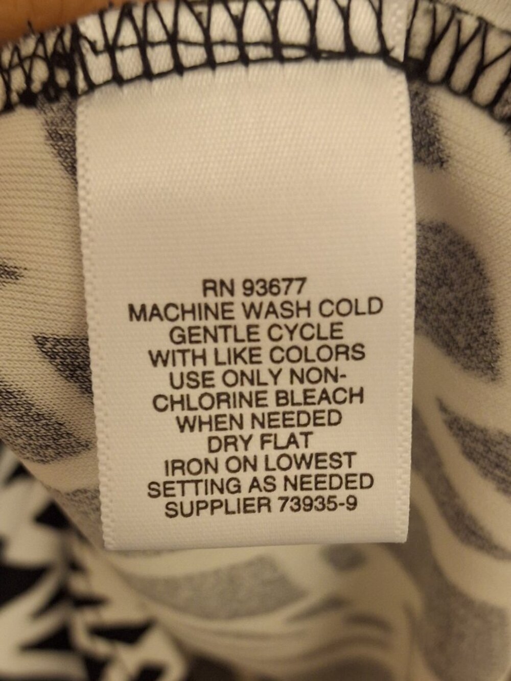 Liz Claiborne Black & White Button up Polyester Blouse - Size M - EUC - Picture 4 of 4
